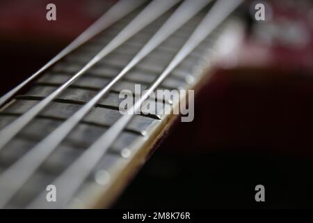 Vintage Bass Gitarrensaiten, Nahaufnahme. Elektrische Bass-Gitarre. Stockfoto