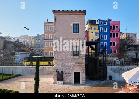 Istanbul, Türkei - Januar 2023: Halic Sanat Ausstellungshaus von IBB und farbenfrohe Häuser im Balat-Viertel und historische Straßen im Goldenhorn Stockfoto