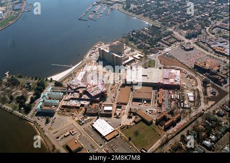 Luftaufnahme des Portsmouth Naval Hospital Complex. Unten rechts befindet sich das alte ursprüngliche Krankenhaus, das jetzt für die Pädiatrie genutzt wird. Rechts davon befindet sich der Neubau der massiven Erweiterung des Krankenhauses und weiter rechts befindet sich die neue Parkgarage. Zu dem oben genannten Punkt ist das aktuelle neue Krankenhaus. Die Stadt Norfolk ist nur an der oberen linken Ecke auf der anderen Seite des Elizabeth River zu sehen. Basis: Portsmouth Bundesstaat: Virginia (VA) Land: Vereinigte Staaten von Amerika (USA) Stockfoto