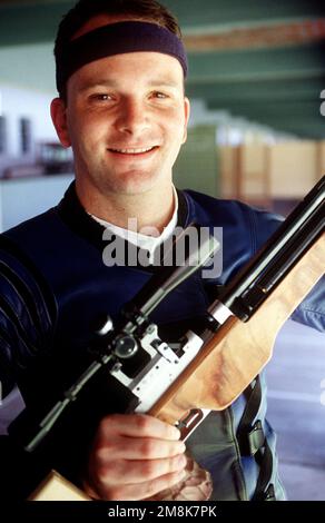 HAUPTMANN. Mike Johnson, US Army Marksmanship Unit, Ft. BENNING, Ga, posiert mit seinem Gewehr, bevor er bei den Pan American Games 12. im Tiro Federal Argentina Complex schießt. Basis: Buenos Aires Land: Argentinien (ARG) Stockfoto