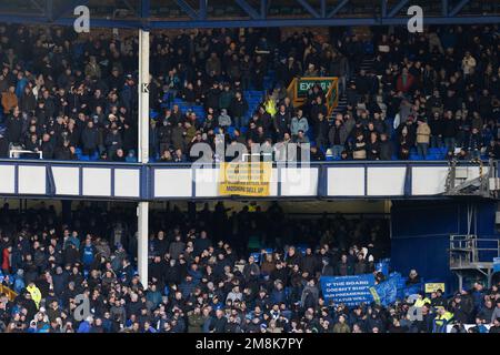 Everton-Fanflaggen, die während des Premier League-Spiels Everton gegen Southampton im Goodison Park, Liverpool, Vereinigtes Königreich, am 14. Januar 2023 protestieren (Foto: Phil Bryan/News Images) Stockfoto