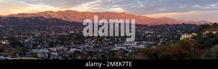 San Gabriel Berge beleuchtet im letzten Licht des Tages Stockfoto