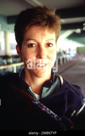MAJ. Wanda Jewell, US Army Marksmanship Unit, Ft. BENNING, Ga, posiert vor dem Dreh beim Frauengewehr-Wettbewerb im Tiro Federal Argentina Complex. MAJ. Jewell gewann bei den Pan American Games 12. die Bronze-Medaille für das Frauen-Standardgewehr im 3x20-Format. Basis: Buenos Aires Land: Argentinien (ARG) Stockfoto