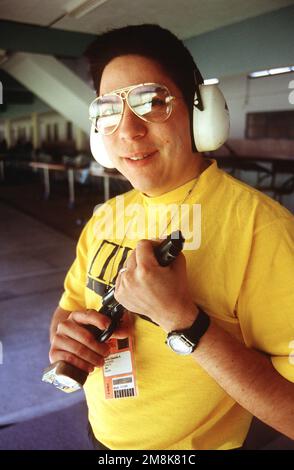 SGT. 1. Klasse Edward Suarez, US Army, posiert mit seiner Pistole im Tiro Federal Argentina Complex vor dem Drehwettbewerb. SGT. 1. die Klasse Suarez gewann bei den Pan American Games 12. eine Team-Gold-Medaille für die Center Fire Pistol und eine Bronze-Medaille für die individuelle Center Fire Pistol. Basis: Buenos Aires Land: Argentinien (ARG) Stockfoto