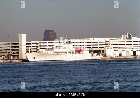 Ein Hafenbogenblick des bei einem Hafenbesuch angebundenen Vermessungsschiffs USNS Pathfinder (T-AGS-60) des militärischen Sealift-Kommandos (MSC). Basis: Port Everglades Bundesstaat: Florida (FL) Land: Vereinigte Staaten von Amerika (USA) Stockfoto