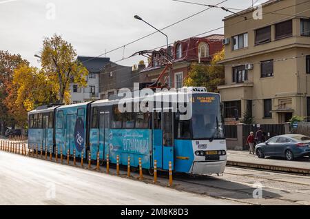 Ein Bild einer Straßenbahn in Bukarest. Stockfoto