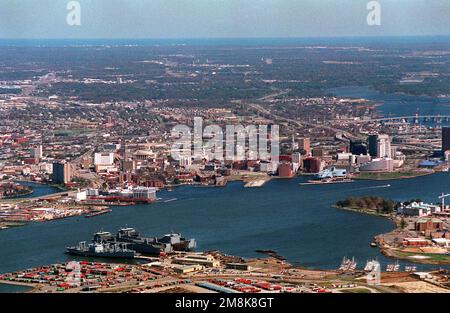 Ein Luftblick auf die Stadt Norfolk am Elizabeth River in Süd-Virginia. Unten links auf dem Foto befindet sich ein Nest von Schiffen der Ready Reserve Force (RRF), die bei der Moon Engineering Company gefesselt sind. Die Schiffe sind CAPE ANN, CAPE RACE, CAPE RAY und CAPE RISE. Basis: Norfolk Bundesstaat: Virginia (VA) Land: Vereinigte Staaten von Amerika (USA) Stockfoto