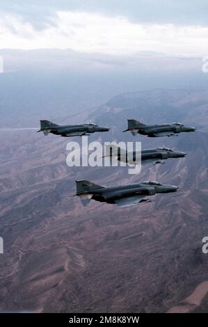 Eine Luftansicht von rechts auf eine vier-Schiff-Formation des USAF F-4G Phantom Wild Weasel-Flugzeugs der 561. Kampfeinheit, Nellis AFB, Nevada, die über die Wüste Nevadas fliegt. Aus DEM AIRMAN Magazine April 1995 Ausgabe Artikel 'Achtung vor fliegenden Wieseln'. Basis: Luftwaffenstützpunkt Nellis Bundesstaat: Nevada (NV) Land: Vereinigte Staaten von Amerika (USA) Stockfoto