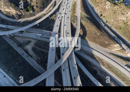 Luftaufnahme der Autobahnbrücken Golden State 5 und Antelope Valley 14 im Newhall Pass nördlich von Los Angeles California. Stockfoto