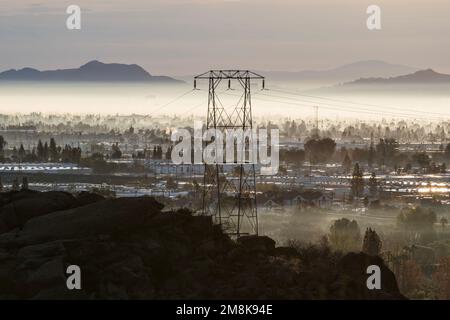 Strommasten im nebeligen Chatsworth-Viertel von Los Angeles, Kalifornien. Stockfoto