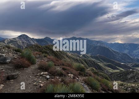 Blick in Richtung Strawberry Peak und Mt Wilson vom Gipfel des Josephine Peak in den San Gabriel Mountains im Los Angeles County, Kalifornien. Stockfoto