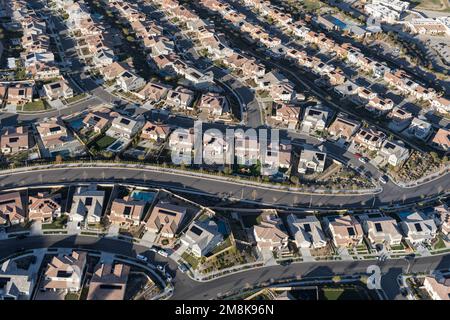 Moderne Vorstadthäuser mit Sonnenterrasse auf dem Dach von Los Angeles County, Kalifornien, aus der Vogelperspektive. Stockfoto
