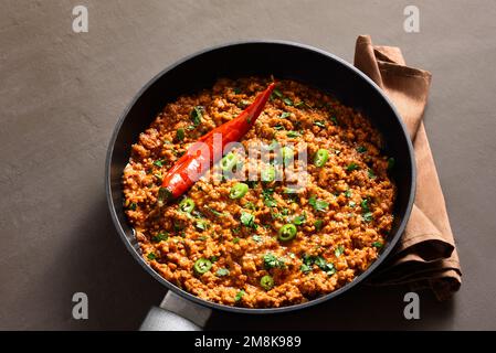 Keema Curry in der Pfanne vor dunklem Hintergrund. Indisches und pakistanisches Gericht. Nahaufnahme Stockfoto