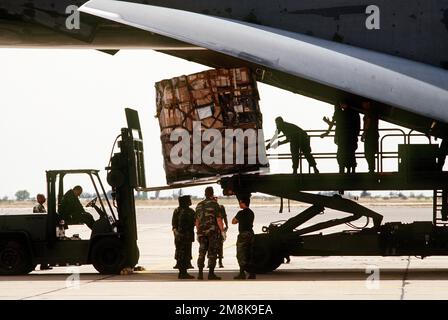 Mitglieder des 69. Aerial Port Squadron, Andrews AFB, Maryland, verwenden einen K-Lader, um Geräte vom C-5 Galaxy auf einen Gabelstapler im Roswell Industrial Air Center zu laden. Betreff Betrieb/Serie: ROVING SANDS 95 Basis: Roswell Bundesstaat: New Mexico (NM) Land: Vereinigte Staaten von Amerika (USA) Stockfoto