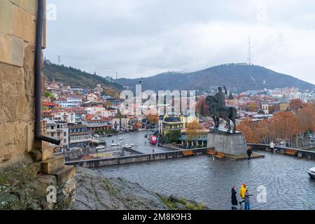 Tiflis, Georgia - 3. Dezember 2022: Schöner Blick auf die Altstadt von Tiflis, Abanotubani, Metekhi Stockfoto