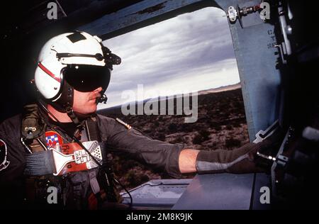 US Navy PETTY Officer 3. Klasse Michael J. Zolyniak von Helicopter Anti-U-Boot Squadron 4 (HS-4), Naval Air Station North Island, Kalifornien, plant Kurs auf die Überlebenden eines simulierten F-18 Absturzes in der Wüste von New Mexico während der jährlichen Luftverteidigungsübung. Betreff Betrieb/Serie: ROVING SANDS '95 Basis: Roswell Bundesstaat: New Mexico (NM) Land: Vereinigte Staaten von Amerika (USA) Stockfoto