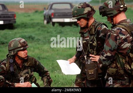 DIE GREEN Berets der US-Armee von den 10. Spezialeinheiten haben eine Such- und Rettungsübung im Rahmen der Operation im Voraus geplant. Diese Operation ist eine Sicherheitsmission zur Durchsetzung der Flugverbotszone der Vereinten Nationen nördlich des 36°-Breitengrads des Einfalls der irakischen Luft und des Bodens. Seit dem Desert Storm 1991 (genaues Datum unbekannt) schützt und versorgt eine Koalition aus vier Nationen aus den USA, der Türkei, Großbritannien und Frankreich aktiv kurdische Flüchtlinge. Betreff Betrieb/Serie: KOMFORT bereitstellen Basis: Luftwaffenstützpunkt Incirlik, Land Adana: Türkei (TUR) Stockfoto