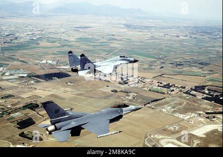 Eine US Air Force F-16 Fighting Falcon aus der 510. Kampfgeschwader in Aviano, Italien, fliegt mit einer deutschen MiG 29, NATO-Codename Fulcrum, für eine Trainingsübung. Betreff Betrieb/Serie: DENY FLUGBASIS: Decimomannu Staat: Sardinien Land: Italien (ITA) Stockfoto