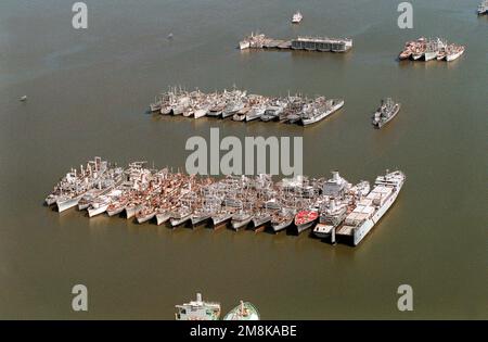 Ein Teil der James River Reserve-Flotte, der in der Nähe von Fort Eurtis festgemacht ist, aus der Vogelperspektive. Die Gruppen von Schiffen, Armeeschiffen und Schiffen im Rahmen der Seeschifffahrt. Die Schiffe stehen unter der Kontrolle der Seekommission des Verkehrsministeriums. Basis: James River Bundesstaat: Virginia (VA) Land: Vereinigte Staaten von Amerika (USA) Stockfoto