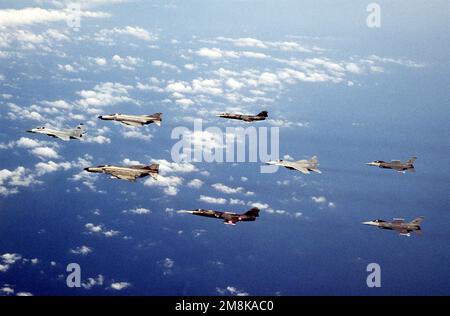 Zwei US Air Force F-16, zwei italienische 104, zwei deutsche F-4 und zwei deutsche MiG-37 fliegen in Formation. Die Flugzeuge der drei Nationen flogen in einem gemeinsamen Training und übten ein unterschiedliches Air Combat Training aus. Exaktes Datum Aufnahme Unbekannt. Betreff Betrieb/Serie: DENY FLUGBASIS: Decimomannu Staat: Sardinien Land: Italien (ITA) Stockfoto