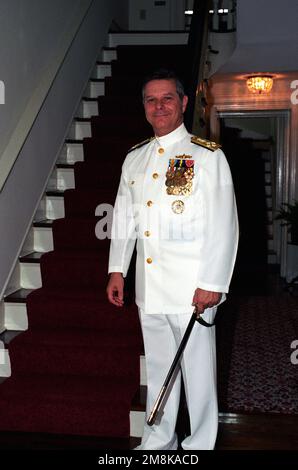 Informelles, vollständiges Porträt des MARINEVORSTEHERS, Admiral Jeremy M. Boorda, USN, in weißer, formeller Uniform. Das Foto wurde im ersten Stock seines offiziellen Wohnsitzes aufgenommen. (Genaues Datum unbekannt). Basis: Washington State: District of Columbia (DC) Land: Vereinigte Staaten von Amerika (USA) Stockfoto