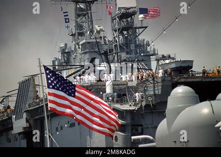 Ein Blick auf das amphibische Sturmschiff USS NASSAU (LHA-4) im Intrepid (CV-11) Museum für die Fleet Week 95. (Genaues Datum unbekannt). Basis: New York Staat: New York (NY) Land: Vereinigte Staaten von Amerika (USA) Stockfoto