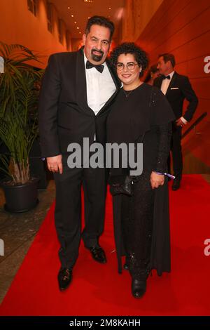 Berlin, Deutschland. 14. Januar 2023. Aiman Mazyek und seine Frau Nevinbesuchen den Berliner Presseball im Grand Hyatt Hotel. Der Ball feiert seinen 150. Jahrestag. Kredit: Joerg Carstensen/dpa/Alamy Live News Stockfoto