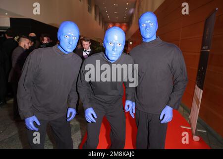 Berlin, Deutschland. 14. Januar 2023. Mitglieder der Blue man Group kommen zum Presseball Berlin im Hotel 'Grand Hyatt'. Der Ball feiert seinen 150. Jahrestag. Kredit: Joerg Carstensen/dpa/Alamy Live News Stockfoto