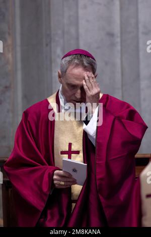 Vatikanstadt, Vatikan, 14. januar 2023. Monsignore Georg Gaenswein besucht die Beerdigung von Kardinal George Pell in St. Petersdom im Vatikan. Maria Grazia Picciarella/Alamy Live News Stockfoto