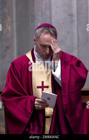 Vatikanstadt, Vatikan, 14. januar 2023. Monsignore Georg Gaenswein besucht die Beerdigung von Kardinal George Pell in St. Petersdom im Vatikan. Maria Grazia Picciarella/Alamy Live News Stockfoto