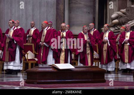 Vatikanstadt, Vatikan, 14. januar 2023. Kardinäle besuchen die Beerdigung von Kardinal George Pell in St. Petersdom im Vatikan. Maria Grazia Picciarella/Alamy Live News Stockfoto