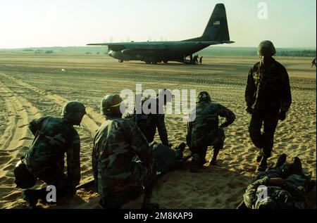 Mitglieder der 82. Luftwaffendivision, Fort Bragg, NC, praktizieren medizinische Evakuierungsverfahren während der Luftangriffsphase der Übung in der Holland Drop Zone. Betreff Betrieb/Serie: BIG DROP II Basis: Fort Bragg Bundesstaat: North Carolina (NC) Land: Vereinigte Staaten von Amerika (USA) Stockfoto