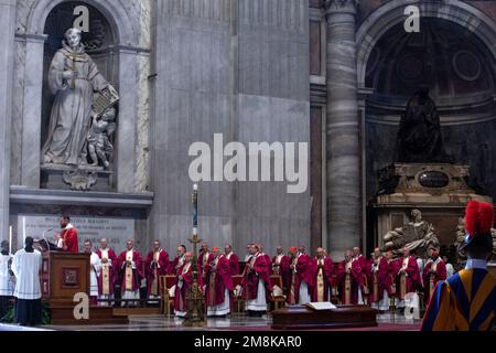Vatikanstadt, Vatikan, 14. januar 2023. Kardinäle besuchen die Beerdigung von Kardinal George Pell in St. Petersdom im Vatikan. Maria Grazia Picciarella/Alamy Live News Stockfoto