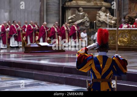 Vatikanstadt, Vatikan, 14. januar 2023. Kardinäle besuchen die Beerdigung von Kardinal George Pell in St. Petersdom im Vatikan. Maria Grazia Picciarella/Alamy Live News Stockfoto