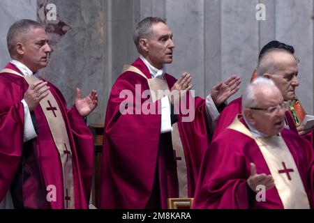 Vatikanstadt, Vatikan, 14. januar 2023. Monsignore Georg Gaenswein (im Zentrum) nimmt an der Beerdigung von Kardinal George Pell in St. Petersdom im Vatikan. Maria Grazia Picciarella/Alamy Live News Stockfoto