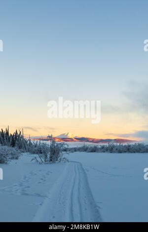 Unglaubliche arktische Sonnenuntergänge im Norden Kanadas im Winter entlang des Yukon River. Stockfoto