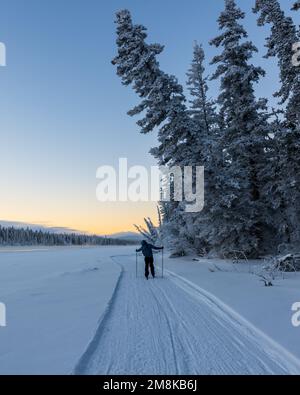 Unglaubliche arktische Sonnenuntergänge im Norden Kanadas im Winter entlang des Yukon River. Stockfoto