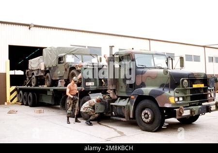 CPL. Robert Tripp und STAFF SGT. Joseph Johnson, 16. Support Infanterie, Vilseck, Deutschland, arbeitet an der Sicherung eines Mehrzweckfahrzeugs (HMMWV) mit hoher Mobilität auf einem Tieflader zur Vorbereitung auf den Einsatz. SOLDATEN DER US-Armee aus der 3. Infanterie-Division und Soldaten der ukrainischen Armee aus der 24. Motorisierten Rifle-Division werden an der humanitären und friedenserhaltenden Übung in der Nähe von L'viv, Ukraine, teilnehmen. Betreff Operation/Serie: FRIEDENSSCHILD '95 Stützpunkt: Rhein-Main-Luftwaffenstützpunkt Land: Deutschland / Deutschland (DEU) Stockfoto