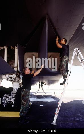 STAFF Sergeant, Kenneth Kisner (links), engagierter Crew Chief, und AIRMAN Mario Sales, Crew Chief, 9. Bomb Squadron, Dyess Air Force Base, Texas, inspizieren den Ansaugkanal für zwei der vier Turbinenjet-Triebwerke der Marke General Electric F-101-102 der B-1B Lancer ihrer Einheit. In 12 Stunden wird dieses Flugzeug „Hellion“ das führende Flugzeug in einer zwei-Schiff-Formation sein, das auf einem Non-Stop-Flug rund um die Welt starten wird, das fünf Betankungen während des Fluges und drei „No-Drop“-Bombenübungen umfassen wird. Nach Abschluss dieses Vorgangs wird der erste (inoffizielle) Weltrekord in dieser Gewichtskategorie aufgestellt. Betreff Stockfoto