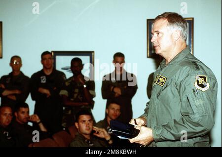 US Air Force LT. GEN. Mike Ryan spricht mit den Teilnehmern der CAPT-Rettung. Scott F. O'Grady. HAUPTMANN. O'Gradys F-16 Fighting Falcon wurde am 2. Juni 1995 über Bosnien abgeschossen, während er zur Unterstützung der Operation Deny Flight flog. Nach 6 Tagen der Flucht wurde er von US-Marines aus der 24. Marineexpeditionstruppe gerettet, die von der USS KEARSAGE (LHD-3) eingesetzt wurde (genaues Datum unbekannt). Stützpunkt: Luftwaffenstützpunkt Aviano Staat: Pordenone Land: Italien (ITA) Stockfoto