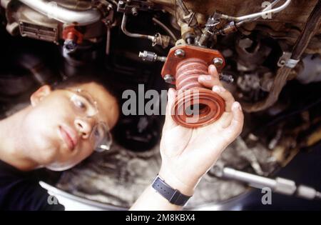 AIRMAN Mario Sales, Crew Chief, 9. Bomb Squadron, Dyess Luftwaffenstützpunkt, inspiziert ein Entlüftungsrohr für einen der vier General Electric F-101/102 Turbinenjet-Triebwerke der B-12 Lancer ihrer Einheit. In 12 Stunden wird dieses Flugzeug „Hellion“ das führende Flugzeug in einer zwei-Schiff-Formation sein, das auf einem Non-Stop-Flug rund um die Welt starten wird, das fünf Betankungen während des Fluges und drei „No-Drop“-Bombenübungen umfassen wird. Danach wird auch der erste (inoffizielle) Weltrekord in dieser Gewichtskategorie ermittelt. "Hellion" ist das führende Flugzeug der Staffel. Betreff Betrieb/Serie: KORONETT B. Stockfoto