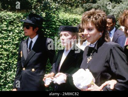 Michael Jackson Lee Minnelli und Liza Minnelli bei der Beerdigung von Vincente Minnelli am 30. Juli 1986 Credit: Ralph Dominguez/MediaPunch Stockfoto