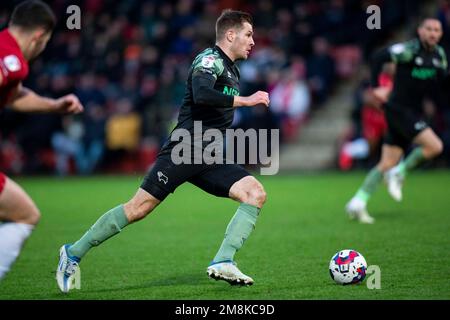 Cheltenham, Großbritannien. 14. Januar 2023. James Collins aus Derby County in Aktion. EFL Skybet Football League One Match, Cheltenham Town gegen Derby County im Fully-Suzuki Stadium in Cheltenham, Gloucestershire am Samstag, den 14. Januar 2023. Dieses Bild darf nur zu redaktionellen Zwecken verwendet werden. Nur redaktionelle Verwendung, Lizenz für kommerzielle Verwendung erforderlich. Keine Verwendung bei Wetten, Spielen oder Veröffentlichungen von Clubs/Ligen/Spielern. Bild von Lewis Mitchell/Kredit: Andrew Orchard Sportfotografie/Alamy Live News Stockfoto