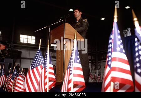 US Air Force CAPT. Scott F. O'Grady, umgeben von US Flags, spricht bei seiner Ankunft mit Pressemitgliedern. HAUPTMANN. O'Gradys F-16 Fighting Falcon wurde am 2. Juni 1995 über Bosnien abgeschossen, während er zur Unterstützung der Operation Deny Flight flog. Nach 6 Tagen der Flucht wurde er von US-Marines aus der 24. Marineexpeditionseinheit, die von der USS KEARSAGE (LHD-3) eingesetzt wurde, gerettet. HAUPTMANN. O'Grady ist am 555. Kampfgeschwader, 31. Kampfflügel angeschlossen. Stützpunkt: Luftwaffenstützpunkt Aviano Staat: Pordenone Land: Italien (ITA) Stockfoto