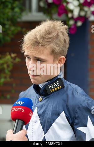 Windsor, Berkshire, Großbritannien. 3. Oktober 2022. Jockey Harry Davies Gewinner der At the Races App Market Movers Maiden Stakes auf der Royal Windsor Racecourse auf dem Pferd Caleta Sunrise. Besitzer Michael Owen Racing Club. Trainer Hugo Palmer, Malpas. Kredit: Maureen McLean/Alamy Stockfoto