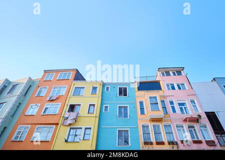 Istanbul, Türkei - Januar 2023: Farbenfrohe Häuser im Stadtteil Balat und historische Straßen in Istanbul Halic, Goldenhorn Stockfoto
