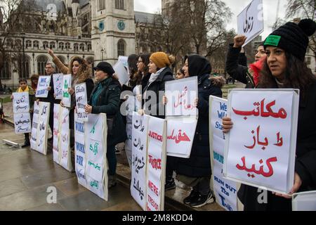 London, Vereinigtes Königreich - 14. Januar 2023: Protest auf dem Parlamentsplatz für Gerechtigkeit und Gleichheit in Afghanistan, nachdem die Taliban den Frauen das Recht auf Bildung entzogen hatten. Die Schilder sind auf Persisch und Englisch. Kredit: Sinai Noor/Alamy Live News Stockfoto