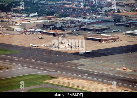 Luftaufnahme eines Abschnitts von NAS Norfolk, der den Abschnitt des Flugplatzes zeigt, in dem sich das Verwaltungs- und Kontrollturmgebäude befindet. Basis: Marine Air Station, Norfolk Bundesstaat: Virginia (VA) Land: Vereinigte Staaten von Amerika (USA) Stockfoto