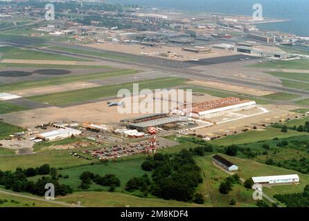 Luftaufnahme eines Abschnitts von NAS Norfolk mit Blick nach Westen, wobei das MAC-Terminal (Military Airlift Command) zu sehen ist. Basis: Marine Air Station, Norfolk Bundesstaat: Virginia (VA) Land: Vereinigte Staaten von Amerika (USA) Stockfoto