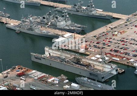 Luftaufnahme eines Abschnitts der Marinestation mit Reparaturbecken, Zerstörer und U-Boot (D&S)-Pier Nr. 24 und Nr. 25. Ein nuklearbetriebenes Angriffs-U-Boot der Los Angeles-Klasse befindet sich im Hilfsmittelschwimmenden Trockendock RESOLUTE (AFDM-10) im Vordergrund. Über DER RESOLUTE am Pier Nr. 24 befindet sich der nuklearbetriebene geführte Raketenkreuzer USS BAINBRIDGE (CGN-25). CGN-25 wird zur Stilllegung vorbereitet. Basis: Marine Air Station, Norfolk Bundesstaat: Virginia (VA) Land: Vereinigte Staaten von Amerika (USA) Stockfoto